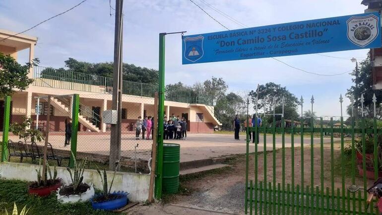 Escuela -Colegio Don Camilo Sosa Castillo de la compañía Espartillar Carapeguá, que tiene una orden judicial de ir a una subasta pública