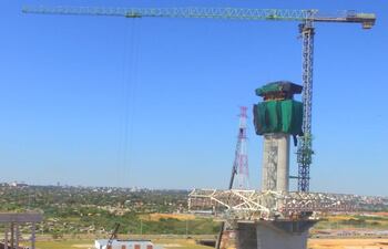 Esta mañana inició el izaje de la estructura del carro de avance en la pila principal del lado chaqueño.