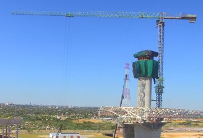 Esta mañana inició el izaje de la estructura del carro de avance en la pila principal del lado chaqueño.