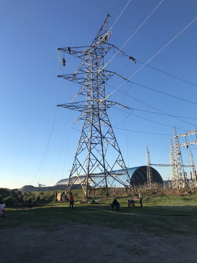 Torres de la Línea de Transmisión 220 kV Limpio-Villa Hayes, de la ANDE.