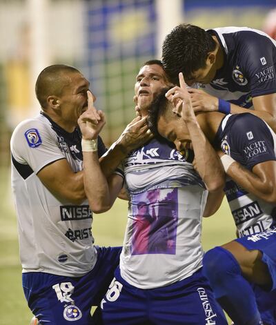 César Villagra, el autor de dos goles para el triunfo de Sol  de América sobre Luqueño por 3 a 0 congratulado por sus compañeros.