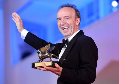 Roberto Benigni posa con su León de Oro, este miércoles en Venecia.