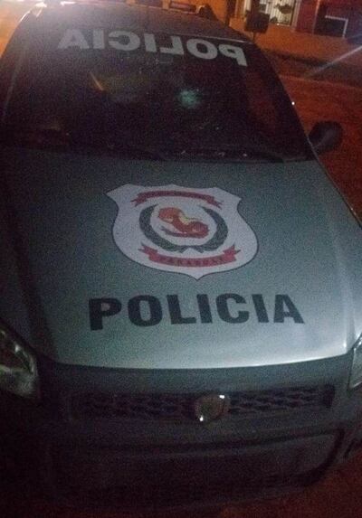 Una de las patrulleras atacadas por la turba frente a una bodega en el barrio Santa Ana de Ciudad del Este.