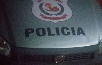 Una de las patrulleras atacadas por la turba frente a una bodega en el barrio Santa Ana de Ciudad del Este.