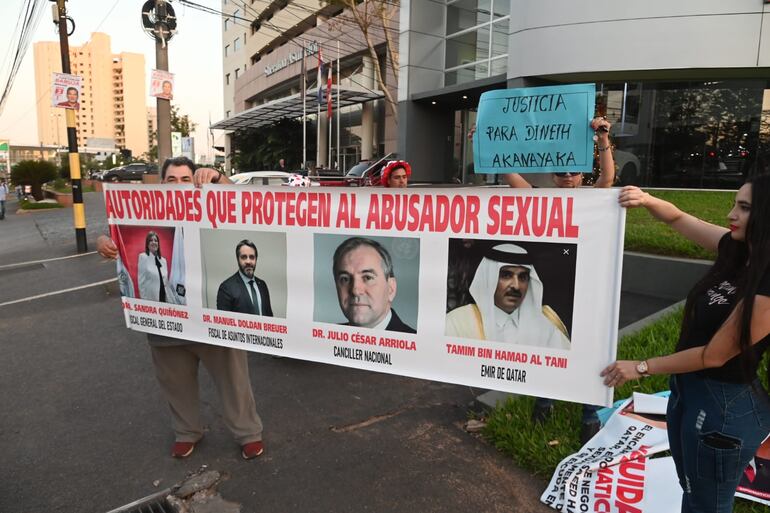 Saeed Hamad Al Marri, encargado de negocios de Catar en Paraguay, es escrachado y denunciado por presunto abuso sexual de su empleado frente al hotel Sheraton de Asunción durante la celebración del día de Catar.