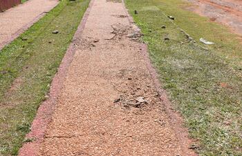 En este sitio tenía que estar instalada la caseta con puertas y ventanas de blindex, pero solo se observa el estado de abandono del caminero