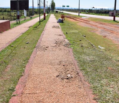 En este sitio tenía que estar instalada la caseta con puertas y ventanas de blindex, pero solo se observa el estado de abandono del caminero
