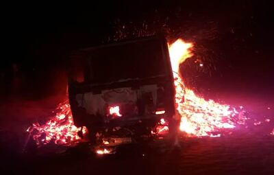 El camión fue consumido por completo por las llamas en medio de un camino rural.