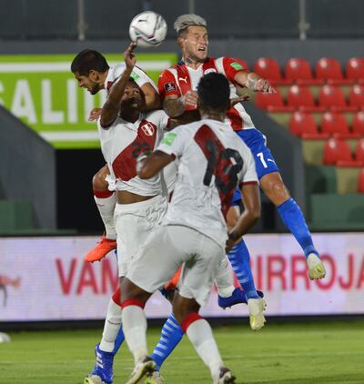 Tres peruanos salieron a la caza de Raúl Bobadilla,  quien ingresó, pero no aportó mucho.