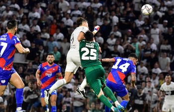 Momento de la falta penal de José Miers, arquero de Cerro Porteño, contra Facundo Bruera, delantero de Olimpia, en el superclásico del fútbol paraguayo por la sexta fecha del torneo Apertura 2023 del fútbol paraguayo.