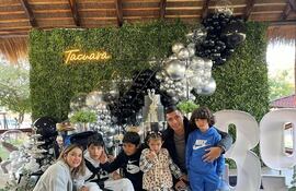 Óscar "Tacuara" Cardozo recibió sus 39 años junto a su hermosa familia.