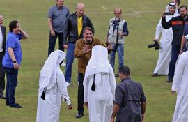 El presidente brasileño, Jair Bolsonaro, visita el estadio Lusail, el estadio con capacidad para 80.000 personas que albergará la final de la Copa Mundial de la FIFA en diciembre de 2022, a unos 20 kilómetros al norte de la capital de Qatar, Doha, el 17 de noviembre de 2021.