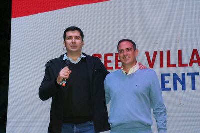 El presidenciable Sebastián Villarejo presenta a Rasmussen (d).