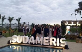 Colaboradores del Banco Sudameris recibieron a los clientes de Sudameris Elite en La isla del Chaco, Chaco’i.