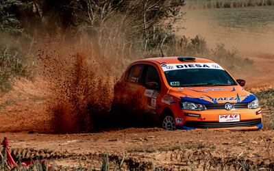 Fotografía del automóvil del piloto Nicolás Baeza y el copiloto Daniel Vera, quienes tuvieron un accidente durante el recorrido previo al Rally de Alto Paraná, este sábado 8 de octubre.