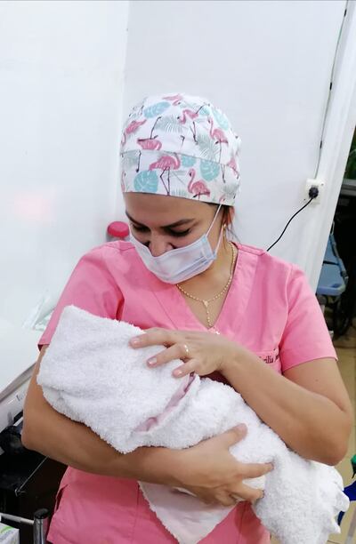 Ariadna Itzel es sostenida por una profesional de la salud del Hospital de Limpio.