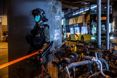 Un policía monta guardia durante una protesta en un centro comercial de Hong Kong.