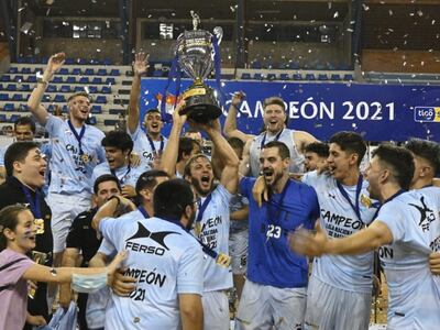 Los jugadores de San José, con el capitán Carlos Vallejos levantando la copa, festejan la consagración en la Liga Nacional de Básquetbol.