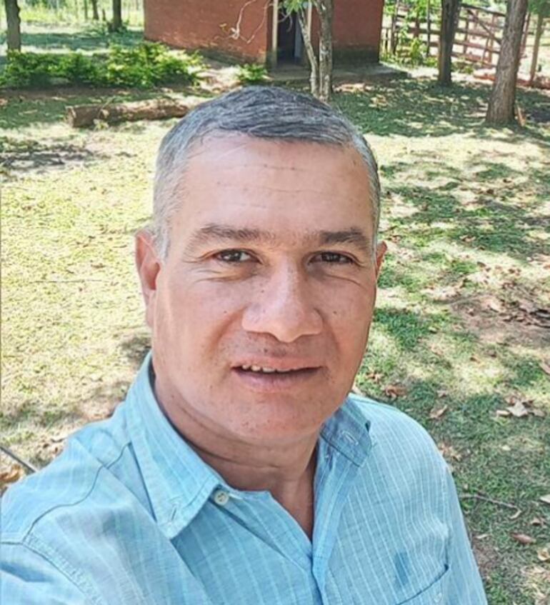 Lic. Víctor Hugo Duarte, director de la escuela básica número 2033 “Tte. Julio López”, de la compañía Ypayere, distrito de General Artigas, dijo que continuarán indagando sobre el origen de la caja desenterrada del piso del local escolar.