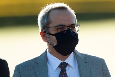 Fotografía de archivo fechada el 12 de mayo de 2020 que muestra al ministro de Educación de Brasil, Abraham Weintraub, durante una ceremonia oficial, en el Palacio de Alvorada en Brasilia (Brasil). El presidente de Brasil, Jair Bolsonaro, publicó este sábado la exoneración de su hasta entonces ministro de Educación Abraham Weintraub, poco después de que la cartera informara que el extitular ha aterrizado en Estados Unidos. El hermano de Weintraub publicó en sus redes sociales que el exministro había llegado a Estados Unidos este mismo sábado, una información que poco después fue confirmada por el Ministerio de Educación, pese a que su salida todavía no había sido oficializada por el Gobierno brasileño.
