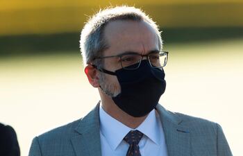 Fotografía de archivo fechada el 12 de mayo de 2020 que muestra al ministro de Educación de Brasil, Abraham Weintraub, durante una ceremonia oficial, en el Palacio de Alvorada en Brasilia (Brasil). El presidente de Brasil, Jair Bolsonaro, publicó este sábado la exoneración de su hasta entonces ministro de Educación Abraham Weintraub, poco después de que la cartera informara que el extitular ha aterrizado en Estados Unidos. El hermano de Weintraub publicó en sus redes sociales que el exministro había llegado a Estados Unidos este mismo sábado, una información que poco después fue confirmada por el Ministerio de Educación, pese a que su salida todavía no había sido oficializada por el Gobierno brasileño.