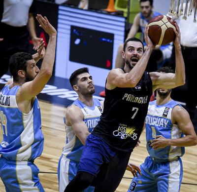 El capitán Bruno Zanotti elude la marca oriental y tiene el aro a la vista para la conversión. Paraguay enfrenta hoy a Brasil.