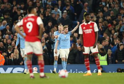 El belga Kevin De Bruyne (c), delantero del Manchester City, celebra uno de los dos tantos que convirtió contra el Arsenal por la jornada 33 de la Premier League en el estadio Etihad, en Manchester.