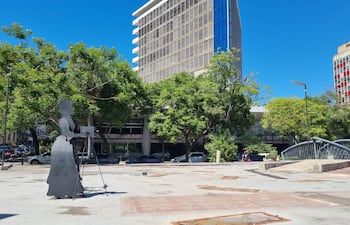 Pelada: así está hoy la fotogalería al aire libre Fulgencia Almirón. Hoy debía inaugurarse una muestra que contenía una "foto incómoda" para la Municipalidad de Asunción. Para evitarlo, la administración de Nenecho eliminó los paneles sobre los cuales debían montarse las imágenes.