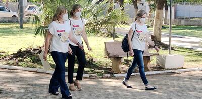 De izquierda a derecha. Beatriz, Silvana y Lorena Denis, antes de la reunión de prensa en la Plaza de la Libertad, de Concepción. Fue ayer.