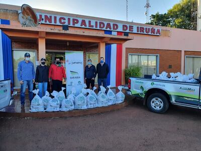 Entrega de los kits de alimentos de la campaña "Juntos sumamos" a la Municipalidad de Iruña mediante colaboradores del Silo Iruña de Agrofértil.