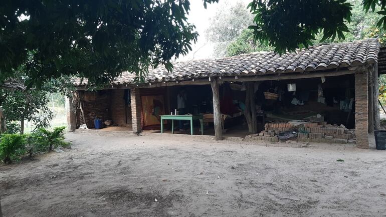 La pareja vive junto a sus dos hijos con problema mental en este precario rancho.