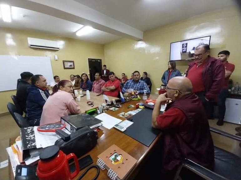 Parte de la reunión política realizada en la oficina del intendente de Ñemby, Tomás Olmedo.