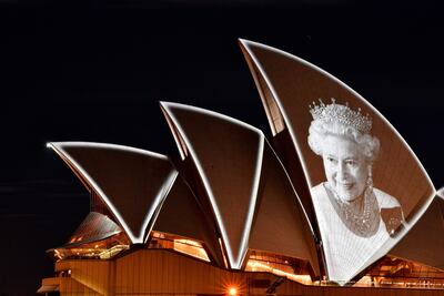 La imagen de la reina Isabel II de Inglaterra es proyectada sobre el edificio de la Opera de Sidney en Australia, hoy. (EFE)