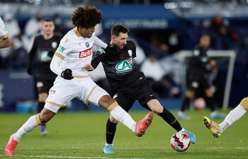 Lionel Messi disputa el balón con el brasileño Dante, del Niza.