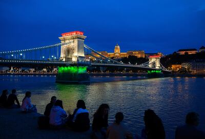 El Puente de las Cadenas de Budapest iluminado con los colores de la bandera húngara.  ¿Cuánto color vemos realmente cuando observamos nuestro entorno?