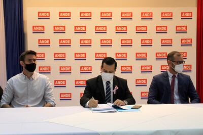 Rodolfo Pérez Bacigalupo, director de Electropar S.A.; Félix Sosa, presidente de la ANDE y el director Nacional de Contrataciones Públicas, Pablo Seizt.