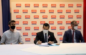 Rodolfo Pérez Bacigalupo, director de Electropar S.A.; Félix Sosa, presidente de la ANDE y el director Nacional de Contrataciones Públicas, Pablo Seizt.