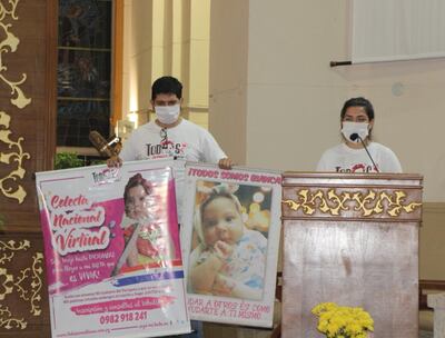 Los padres de la pequeña Bianca también participaron ayer de la misa dominical en Caacupé.