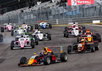 Momento clave de la carrera de ayer, donde Joshua Duerksen (29) asume rápidamente el tercer lugar en la clasificación, para luego avanzar un puesto más y subir al segundo escalón del podio.