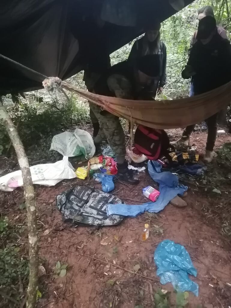 En el sitio también se encontró un improvisado campamento.