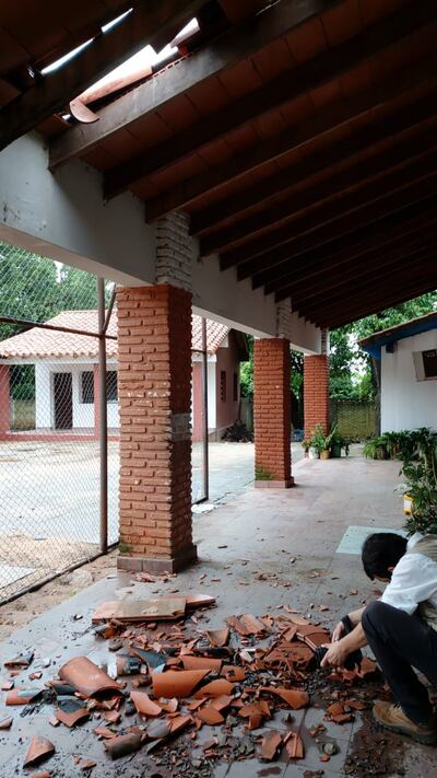 Techo caído en la escuela República de Cuba.