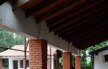 Techo caído en la escuela República de Cuba.