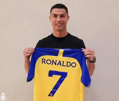 Una imagen distribuida por el club de fútbol Al Nassr de Arabia Saudita en su cuenta de Twitter muestra al delantero portugués Cristiano Ronaldo posando con la camiseta número siete del club en Madrid el 30 de diciembre de 2022 tras fichar por el club de Arabia Saudita.