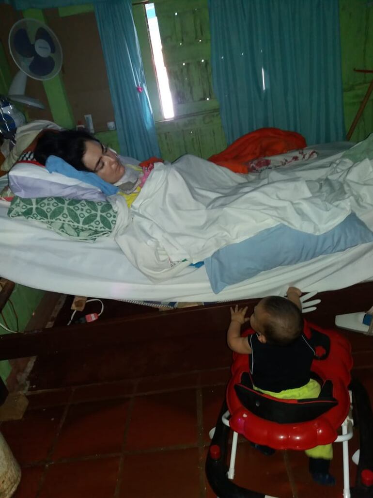 La joven actualmente se encuentra en estado vegetativo, mientras su hijo crece sano y fuerte.