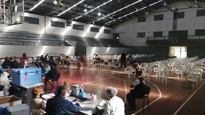 El local de Unace hoy volvió a recibir a las personas para inmunizarse.