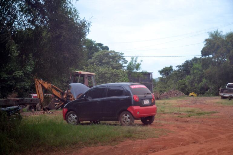 El retroexcavador de la comuna en el predio del aserradero del intendente Derlis Molinas y la Tornería San Vicente.