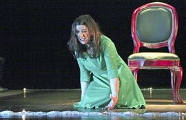 La actriz Carmen Briano interpretando la obra unipersonal "La mujer del don", escrita y dirigida por Guillermo Hermida.