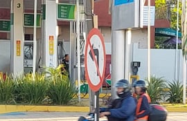 El cartel de señalización, precario y sujetado solo con una bolsa de arena.
