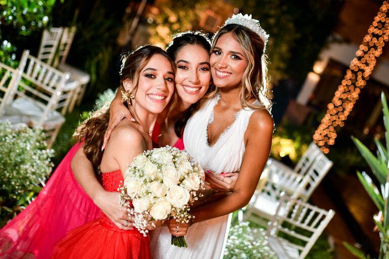 La novia con sus hermana Amanda Zuleta y Tatiana Zuleta.