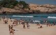 Bañistas toman el sol en la playa de Arpoador este sábado en Río de Janeiro (Brasil). La flexibilización de las medidas para combatir la propagación del coronavirus ocurre exactamente en el momento creciente del número de casos de coronavirus: en las últimas 24 horas, el estado de Río de Janeiro registró dos mil casos nuevos y acumuló 7.417 muertes por covid-19.